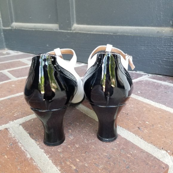 Royal Vintage/American Duchess Gatsby Two-Tone T-Straps (Black/White) - Picture 4 of 6